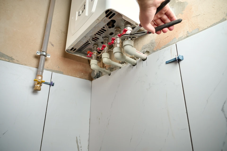 Intervention de maintenance sur chaudière murale domestique dans local technique