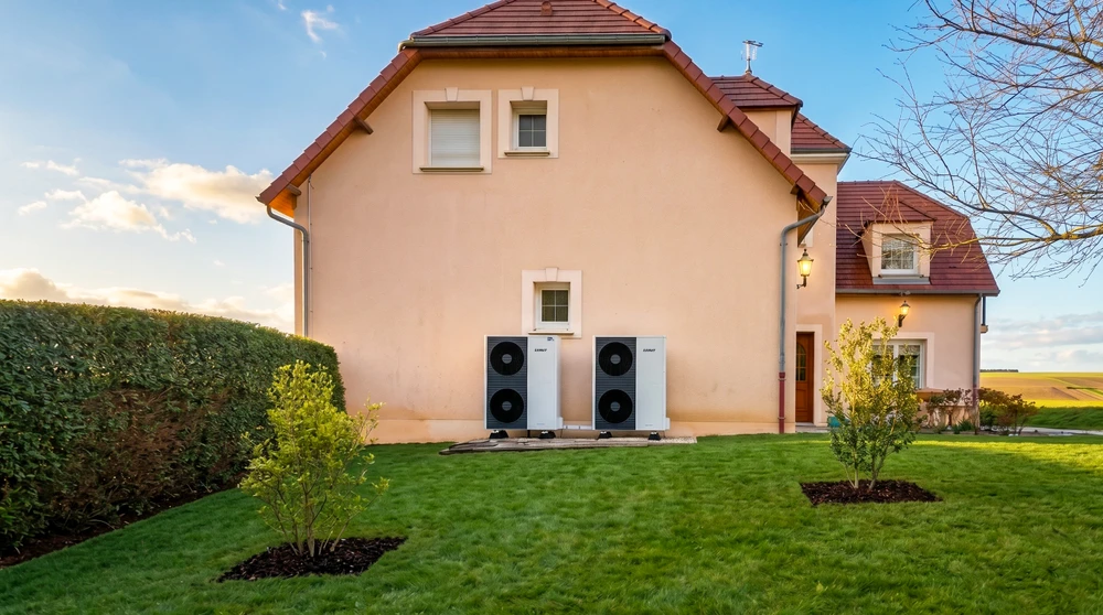 Façade arrière d'une maison individuelle de style alsacien, enduit rose, toiture tuiles rouges