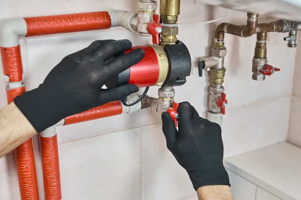 Technicien en uniforme effectuant maintenance sur cheminée à gaz moderne encastrée